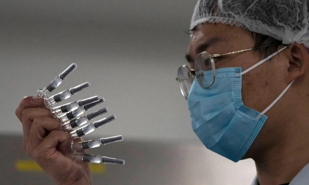 Κορονοϊός: Στο "πυρετό" του εμβολίου από Ευρώπη έως Αμερική